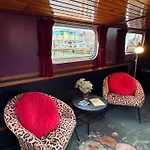 Úszó hotel Asile Flottant