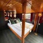 Asile Flottant Úszó hotel