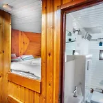 Asile Flottant ספינת מלון
