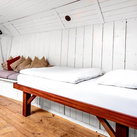 Botel Asile Flottant