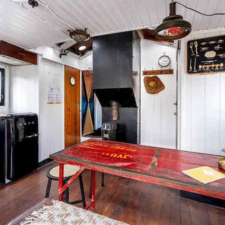 Bådhotel Asile Flottant