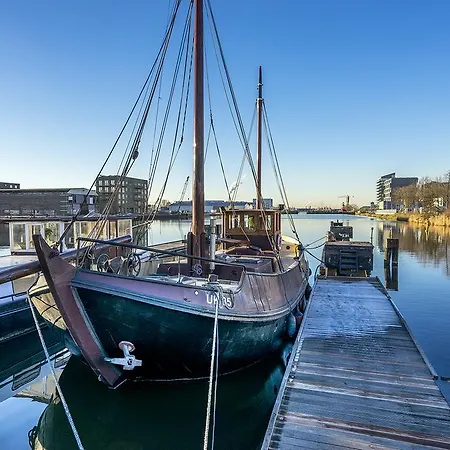 ספינת מלון Asile Flottant *