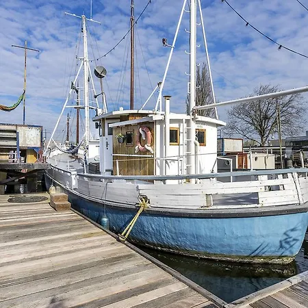 Asile Flottant Bådhotel