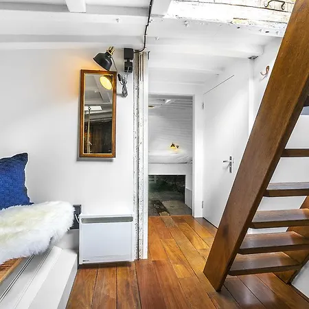 Bådhotel Asile Flottant