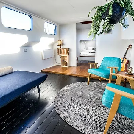 ספינת מלון Asile Flottant *