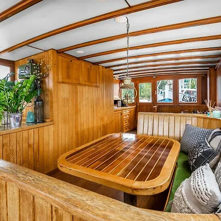 Asile Flottant Bådhotel *