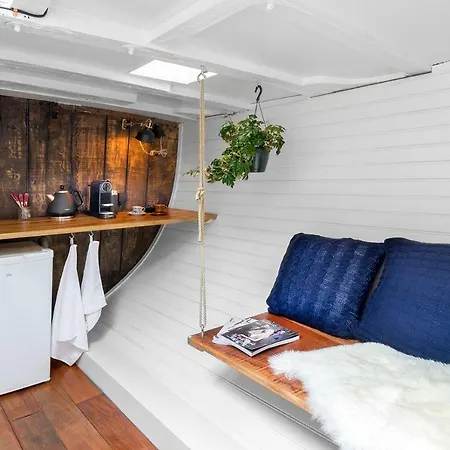 Asile Flottant Amsterdam