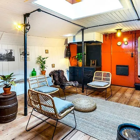 Asile Flottant Bådhotel