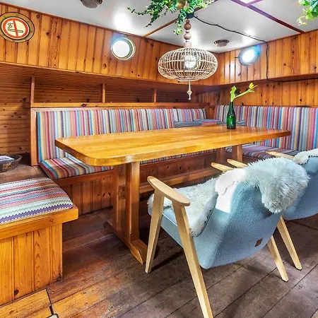 ספינת מלון Asile Flottant *