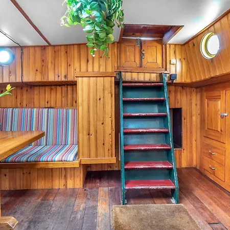 ספינת מלון Asile Flottant אמסטרדם