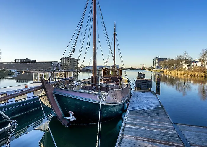 Botel Asile Flottant *