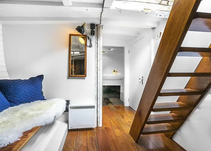 Botel Asile Flottant