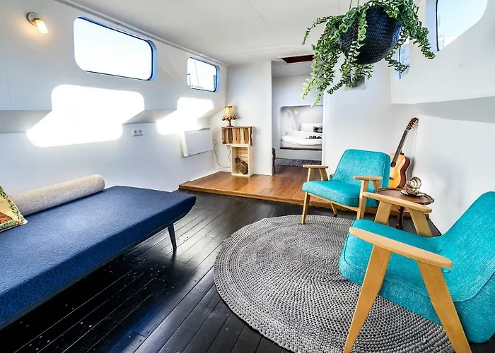 Botel Asile Flottant *