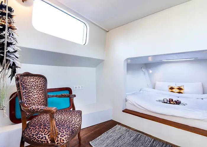 Botel Asile Flottant *