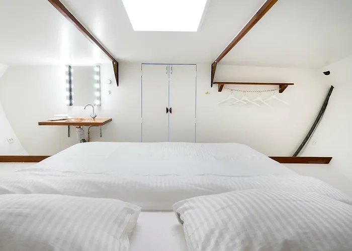 Botel Asile Flottant *