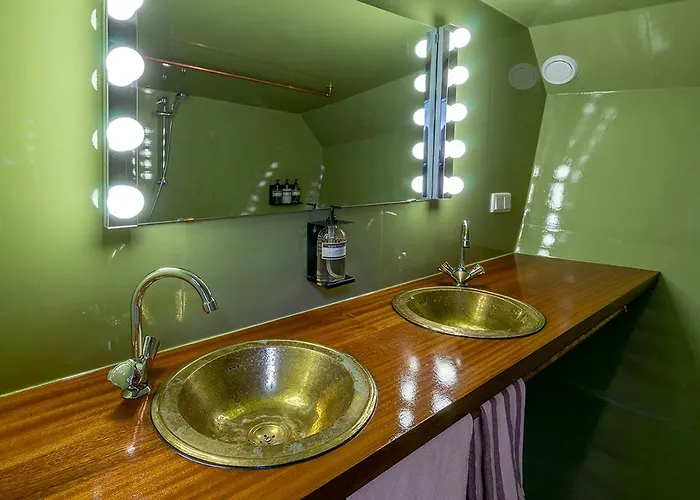 Botel Asile Flottant *