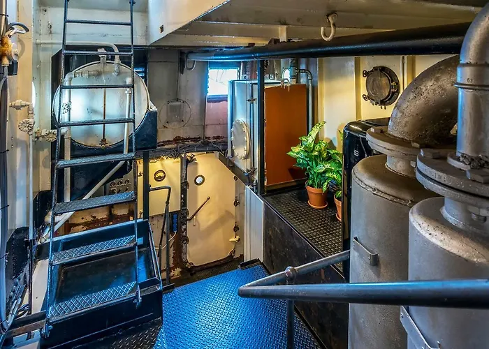 Asile Flottant Botel Amsterdam