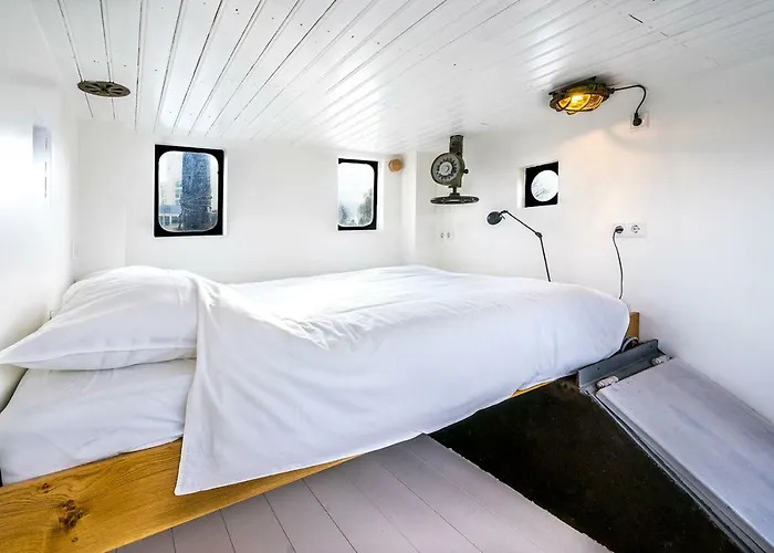 Botel Asile Flottant