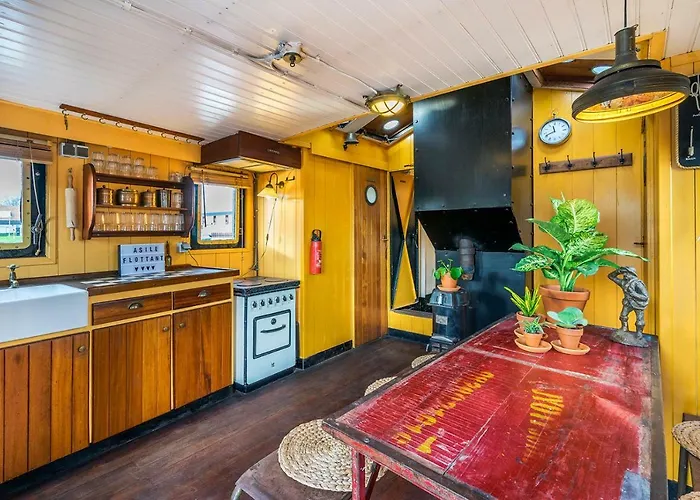 Botel Asile Flottant *