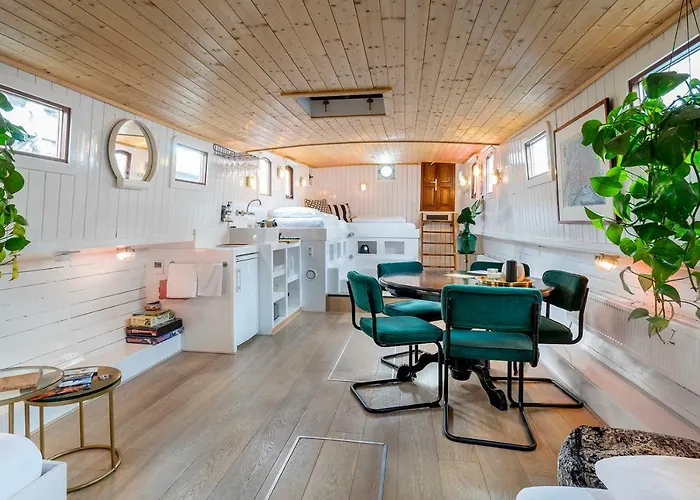 Botel Asile Flottant