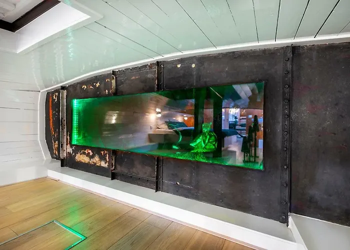 Botel Asile Flottant *