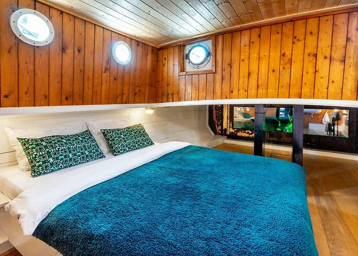 Botel Asile Flottant