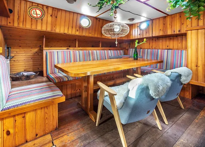 Botel Asile Flottant *