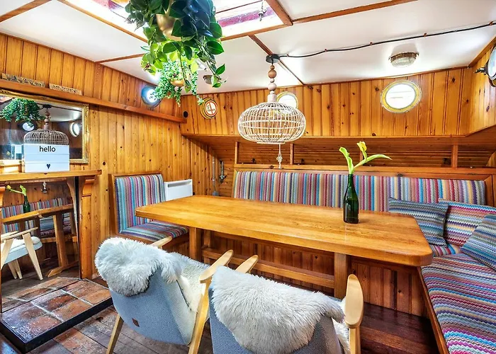 Botel Asile Flottant