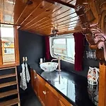 Asile Flottant Botel Amsterdam