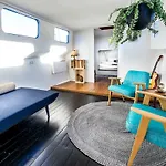 Botel Asile Flottant *