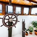 Asile Flottant Botel