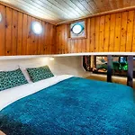 Botel Asile Flottant