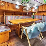 Botel Asile Flottant *