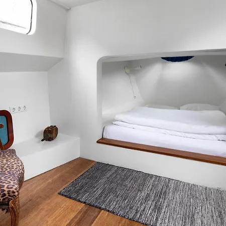 Asile Flottant Hotel na wodzie *