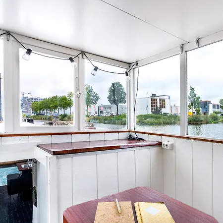 Asile Flottant Hotel na wodzie