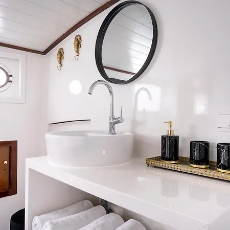 Hotel na wodzie Asile Flottant