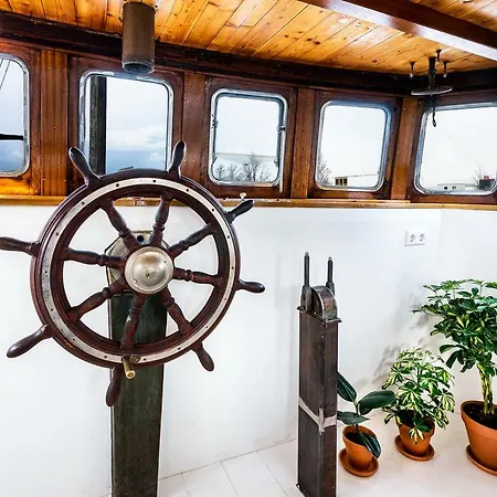 Asile Flottant Hotel na wodzie