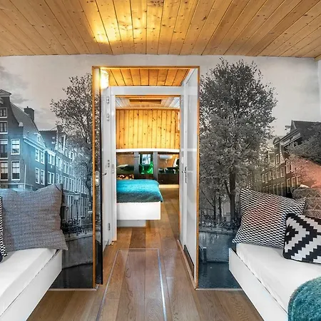 Asile Flottant Hotel na wodzie