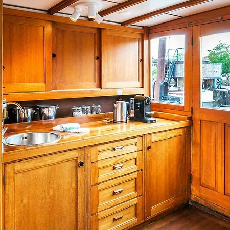 Asile Flottant Πλωτό κατάλυμα