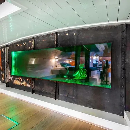 Πλωτό κατάλυμα Asile Flottant *