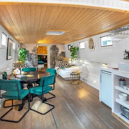 Úszó hotel Asile Flottant Amszterdam