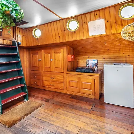 Asile Flottant Πλωτό κατάλυμα *